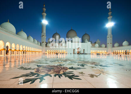La Sheikh Zayed grande moschea di notte, Abu Dhabi, Emirati Arabi Uniti, Medio Oriente Foto Stock