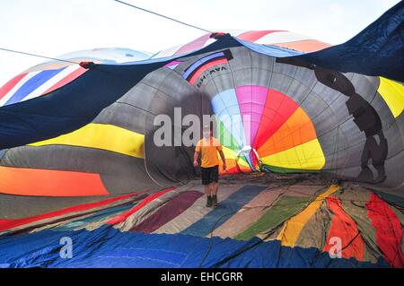 Putrajaya, Malaysia. Xii marzo, 2015. Un uomo controlla un palloncino all'inizio del VII Putrajaya Hot Air Balloon Fiesta in Putrajaya, Malaysia, il 12 marzo 2015. Diciassette mongolfiera squadre hanno partecipato alla annuale di 4 giorni della manifestazione. (Xinhua/Chong Voon Chung)(azp) Credito: Xinhua/Alamy Live News Foto Stock