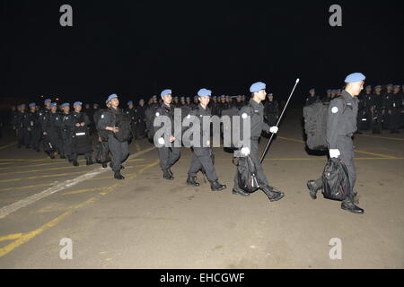 Monrovia. Undicesimo Mar, 2015. I funzionari di polizia del terzo cinese la polizia antisommossa squad per partecipare a operazioni di mantenimento della pace delle Nazioni Unite la missione in Liberia di arrivare in un aeroporto a Monrovia, in Liberia il 11 marzo 2015. La 140 funzionari di polizia, 5 dei quali sono donne si uniranno a otto mesi di operazioni di mantenimento della pace delle Nazioni Unite la missione in Liberia. © Si Yonghuai/Xinhua/Alamy Live News Foto Stock