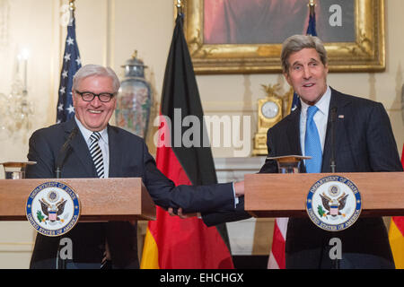 Il Ministro degli esteri tedesco Frank-Walter Steinmeier (L) e il Segretario di Stato americano John Kerry (R)tenere una conferenza stampa congiunta in Benjamin Franklin room del Dipartimento di Stato a Washington, DC, Stati Uniti d'America 11 marzo 2015. Foto: MAURIZIO GAMBARINI/dpa Foto Stock