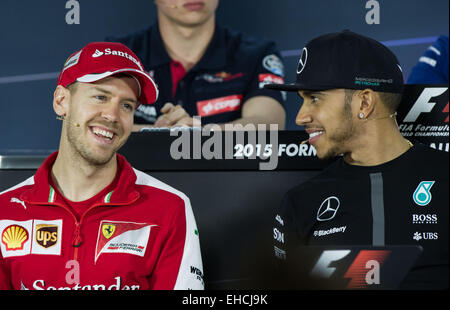 Melbourne, Australia. Xii Mar, 2015. Sebastian Vettel (L) di Germania e Lewis Hamilton di Bretagna frequentare i drivers' conferenza stampa davanti a Australian Formula One Grand Prix all'Albert Park di Melbourne, Australia, 12 marzo 2015. Credito: Bai Xue/Xinhua/Alamy Live News Foto Stock