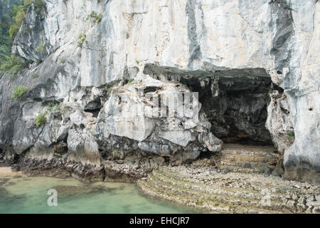 Entrata in una grotta, popolare attrazione turistica su gite di un giorno da Cat Ba,Ha long,Halong Bay, Vietnam Foto Stock