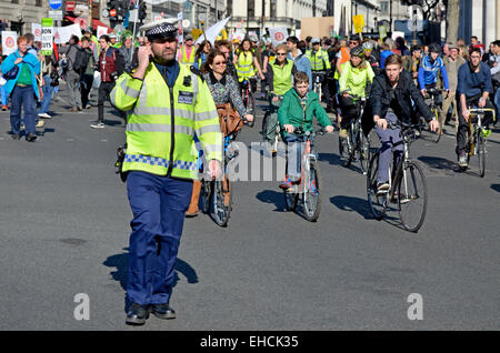 Londra, 7 marzo. È il momento di agire clima marzo a Londra al Parlamento per un rally. La Metropolitan police officer Foto Stock