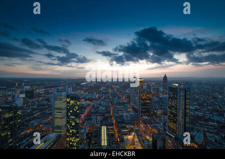 Vista della città a dausk da la torre principale con i grattacieli del quartiere finanziario, Frankfurt am Main, Hesse, Germania Foto Stock