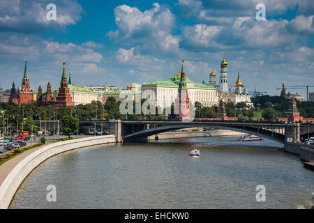 Il fiume Moskva e il Cremlino di Mosca, Russia Foto Stock