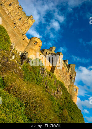 Vista dal basso del castello di Bamburgh in Northumberland England Regno Unito home della famiglia Armstrong Foto Stock