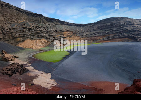 Laguna Verde, il Lago Verde, il lago vulcanico di colore verde da alghe, spiaggia di lava, Charco de los Clicos, caldera di El Golfo Foto Stock