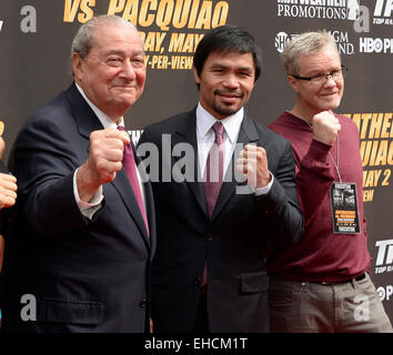 Marzo 11, 2015. Los Angeles CA.(L-R) TopRank boxing promoter Bob Arum, boxer Manny Pacquiao e trainer Freddie Roach pongono insieme sul tappeto rosso per la Los Angeles boxe Conferenza stampa mercoledì. Manny Pacquiao sarà lotta Floyd Mayweather il 2 maggio al MGM Grand hotel di Las Vegas. Foto da Gene Blevins/LA DailyNews/ZumaPress Credit: Gene Blevins/ZUMA filo/Alamy Live News Foto Stock