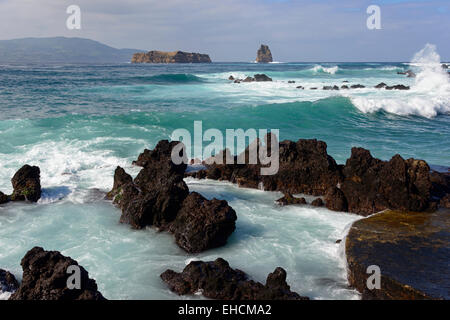 Onde, surf, vedute delle isole Deitado e Em Pe, Areia Funda, isola Pico, Azzorre, Portogallo Foto Stock