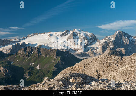 Mt Marmolada, 3343 m, vista dal massiccio del Sella, Dolomiti, Livinallongo del Col di Lana, Trentino, Veneto, Italia Foto Stock