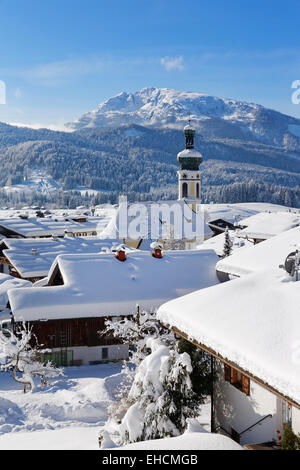 Townscape in inverno, con Unterberghorn monte Reit im Winkl, Chiemgau, Alta Baviera, Baviera, Germania Foto Stock