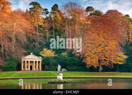 Tempio di pietà in autunno, Studley Royal, Fountains Abbey, vicino a Ripon, North Yorkshire Foto Stock