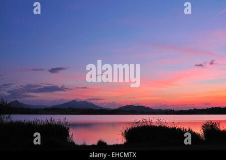 Tramonto sul Lago Hopfensee, vicino a Füssen, Ostallgäu, Algovia, Alta Svevia, Svevia, Baviera, Germania Foto Stock