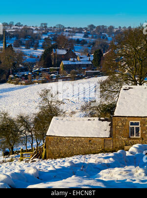 Paesaggi innevati con i campi e gli alberi vicino Bonsall vicino al Parco Nazionale di Peak District Derbyshire Dales England Regno Unito Foto Stock