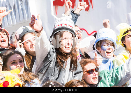 San giovanni in persiceto,bologna,Italy-March 7,2015:Funny People in colorato costume di carnevale e maschere festeggiare al traditi Foto Stock