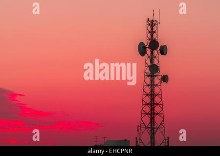 Torre di telecomunicazioni struttura con Cielo di tramonto sullo sfondo Foto Stock