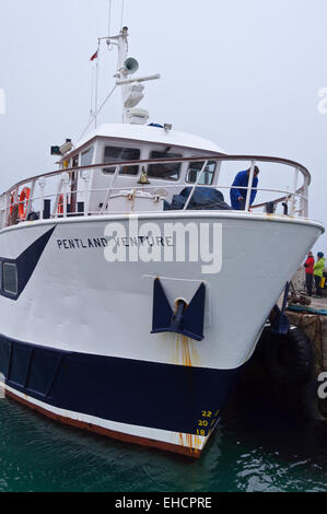 "Pentland Venture" traghetto passeggeri che arrivano a John O'Semole, Caithness in Scozia Foto Stock