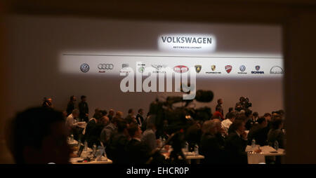 Berlino, Germania. Xii Mar, 2015. I giornalisti sedersi sotto i marchi della Volkswagen AG durante l'equilibrio conferenza stampa a Berlino, Germania, 12 marzo 2015. Foto: KAY NIETFELD/dpa/Alamy Live News Foto Stock