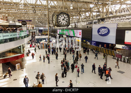 London Waterloo Stazione ferroviaria Concourse, REGNO UNITO Foto Stock