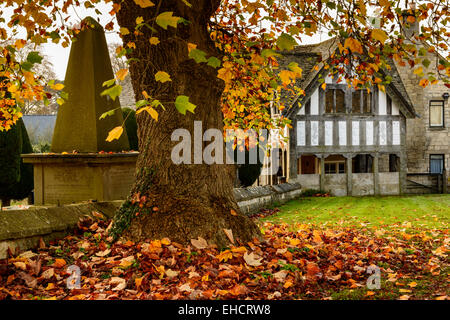 St Mary's sagrato e la Lychgate nel villaggio Costwold di Painswick in autunno, Gloucestershire, Regno Unito Foto Stock