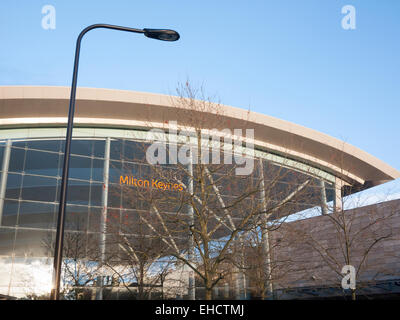 Moderni edifici di vetro e architettura in INTU Milton Keynes shopping centre e il centro commerciale REGNO UNITO Foto Stock