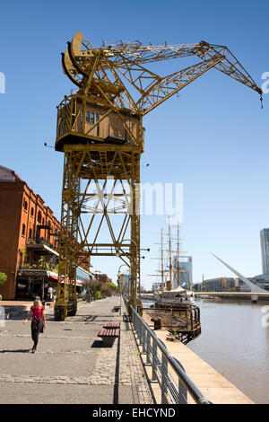 Argentina, Buenos Aires, Puerto Madero, gru di banchina accanto a ristoranti di vecchi magazzini Foto Stock