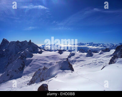 Vista attraverso le Alpi dalla vetta del Auguille Du Midi, Mt Blanc, Francia Foto Stock