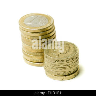 Gran mucchio di monete in euro di sfondo dietro pile più piccole della sterlina britannica monete a simboleggiare la disuguaglianza in valori di valuta Foto Stock