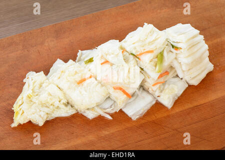 Tagliato Baek-gimchi sul piatto di legno, coreano del cibo tradizionale Foto Stock