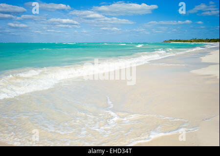 Vista orizzontale di un'incredibile spiaggia cubana. Foto Stock