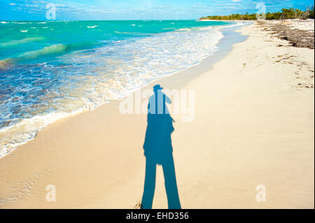 Vista orizzontale di una silhouette in una fantastica spiaggia cubana. Foto Stock