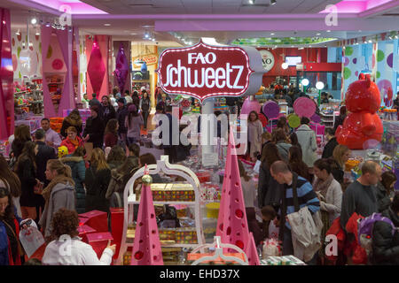 Gli amanti dello shopping sono raffigurate nella FAO Schwarz flagship store sulla Fifth Avenue a New York City Foto Stock