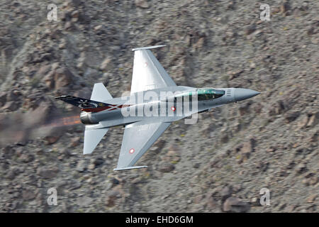 Immagine ravvicinata di un Royal Air Force danese F-16 Fighting Falcon jet da combattimento, il bruciatore acceso, a livello basso in Rainbow Canyon. Foto Stock