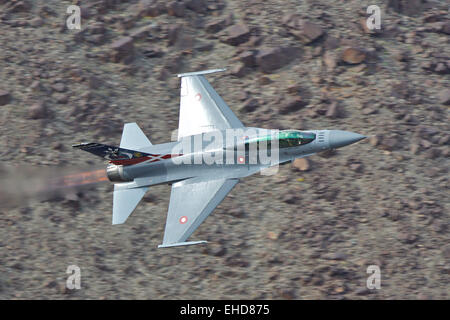 Immagine ravvicinata di un Royal Air Force danese F-16 Fighting Falcon jet fighter, riscaldare nuovamente acceso, a livello basso in Rainbow Canyon. Foto Stock