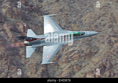 Chiudere l immagine di un Royal Air Force danese F-16 Fighting Falcon jet fighter, riscaldare nuovamente acceso, a livello basso in Rainbow Canyon. Foto Stock