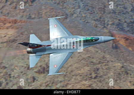 Vicino la foto di un Royal Air Force danese F-16 Fighting Falcon jet fighter, Afterburner acceso, ad altitudine bassa. Foto Stock