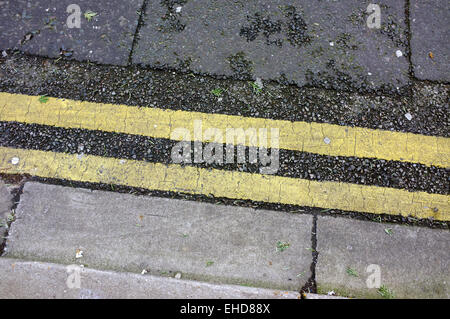 Doppie linee gialla dipinta su una strada di Brighton. Foto Stock