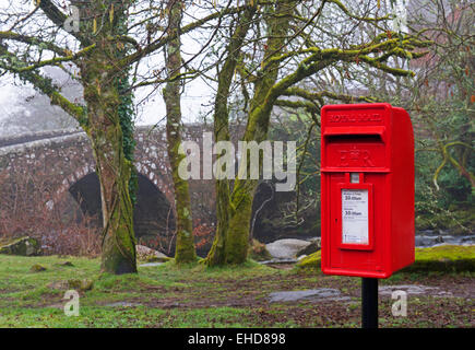 Postbox e ponte, England Regno Unito Foto Stock