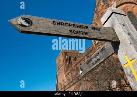 Shropshire modo (nord e sud) sentiero cartello fuori Abbazia di Shrewsbury, Shropshire, Inghilterra. Foto Stock