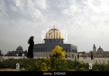 Gerusalemme, Gerusalemme, Territorio palestinese. Undicesimo Mar, 2015. Una donna Palestinese passeggiate fuori la Cupola della roccia, Al Aqsa moschee a Gerusalemme la città vecchia sulla marzo 12, 2015 © Muammar Awad/immagini APA/ZUMA filo/Alamy Live News Foto Stock