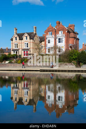 Riverside alloggiamento lungo il fiume Severn, vicino al weir, Shrewsbury, Shropshire, Inghilterra. Foto Stock