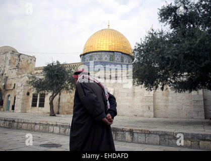 Gerusalemme, Gerusalemme, Territorio palestinese. Undicesimo Mar, 2015. Un uomo palestinese passeggiate fuori la Cupola della roccia, Al Aqsa moschee a Gerusalemme la città vecchia sulla marzo 12, 2015 © Muammar Awad/immagini APA/ZUMA filo/Alamy Live News Foto Stock