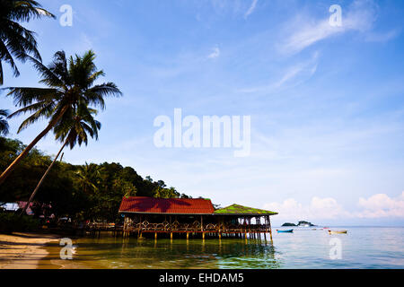 Bungalows sull'acqua e palme. Della Thailandia Foto Stock