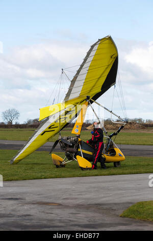 Pegasus Quantum 15-912S G-MCJL parcheggiato su erba con pilota in piedi accanto ad essa di Aviosuperficie Breighton Foto Stock