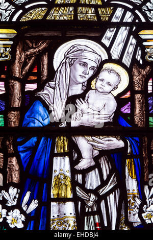 Madonna e Bambino in vetro colorato, Santa Barbara è la Chiesa, Ashton sotto la collina, Worcestershire, England, Regno Unito Foto Stock