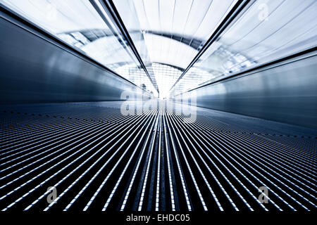 Spostando il blu tapis roulants in office hall Foto Stock