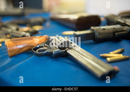 Berlino, Germania. Xii Mar, 2015. Pistole sequestrate in mostra presso la dogana conferenza stampa annuale presso il tedesco il ministero delle Finanze a Berlino, Germania, 12 marzo 2015. Foto: FELIX ZAHN/dpa/Alamy Live News Foto Stock