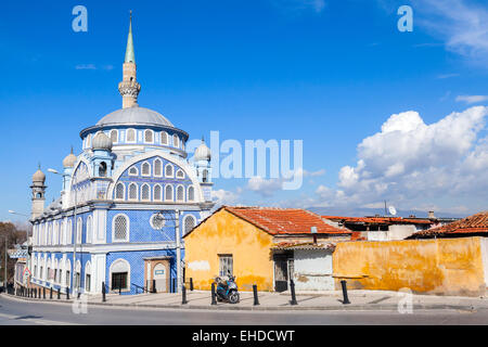 Street view con Fatih Camii (Esrefpasa) vecchia moschea di Izmir, Turchia Foto Stock