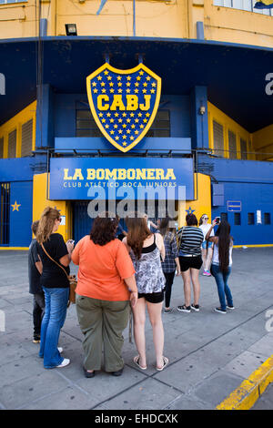 Argentina, Buenos Aires, La Boca, tifosi fuori La Bombonera, Boca Juniors football Stadium Foto Stock
