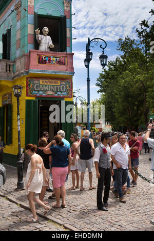 Argentina, Buenos Aires, La Boca, Magallenes, turisti al di fuori di Havanna Camonita bar con papa figura nel balcone al piano di sopra Foto Stock